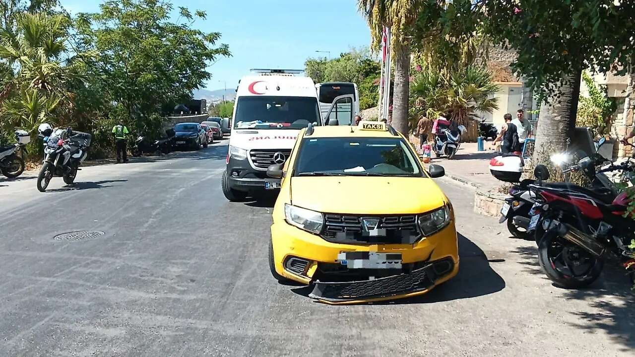 Muğla'da Ticari Taksiyle Çarpıştı, Motosikletli Yaralandı 1